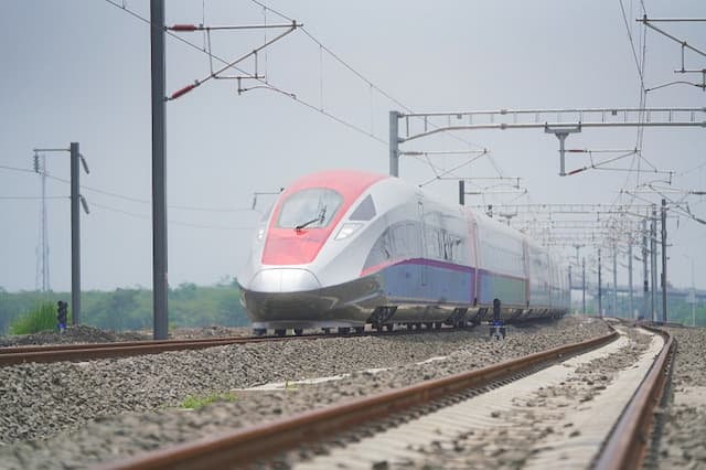 KCIC Bidik 30 Ribu Penumpang Kereta Whoosh per Hari