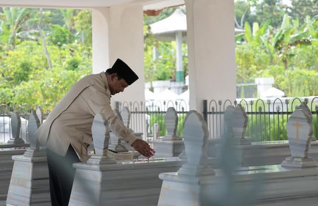 Prabowo Ziarah ke Makam Kakeknya Margono Djojohadikusumo di Banyumas