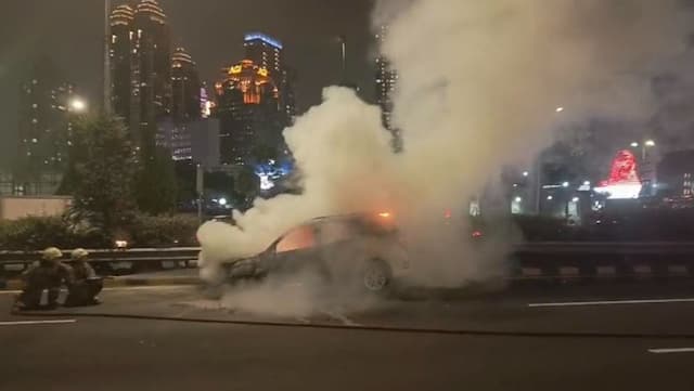Awas Macet, Mobil Terbakar di Tol Dalam Kota Arah Cawang