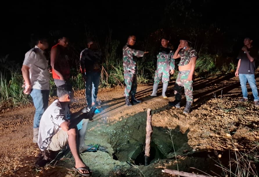 Anggota TNI Ini Tak Kenal Lelah Perbaikan Jalan Rusak di Tengah Cuaca Ekstrem