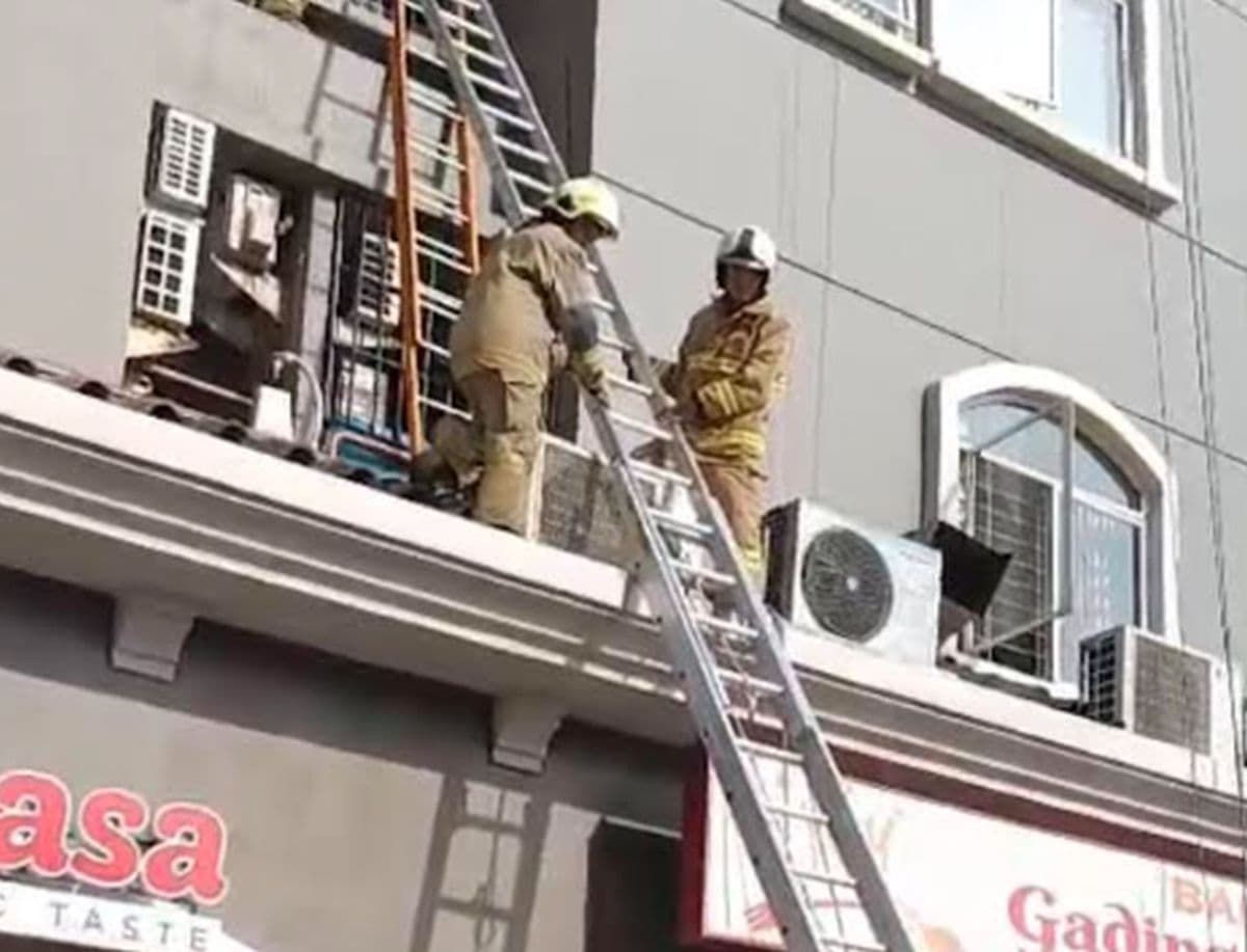 Kebakaran Apartemen Mediterania di Tanjung Duren Jakbar, Para Penghuni Dievakuasi