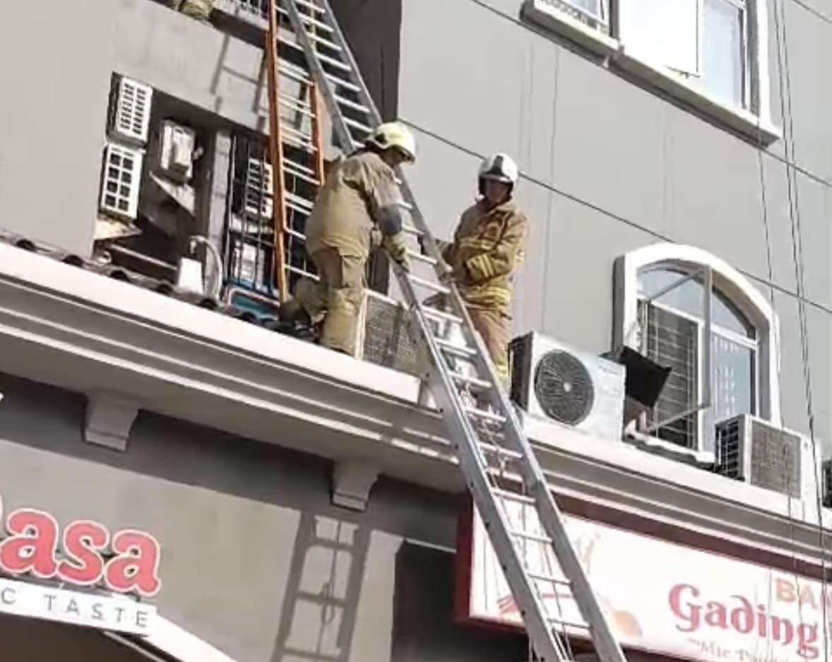 Kebakaran Apartemen di Tanjung Duren Jakbar, 19 Penghuni Dievakuasi