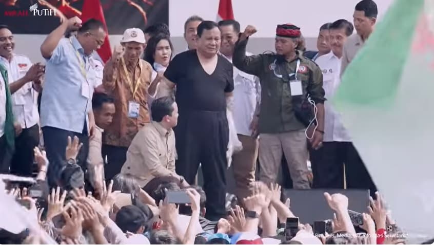 Momen Prabowo Lepas dan Lempar Baju Safari Miliknya untuk Buruh
