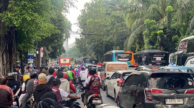 Ribuan Motor dan Puluhan Bus Menuju Monas Hadiri Hari Buruh, Lalu Lintas Macet Parah!