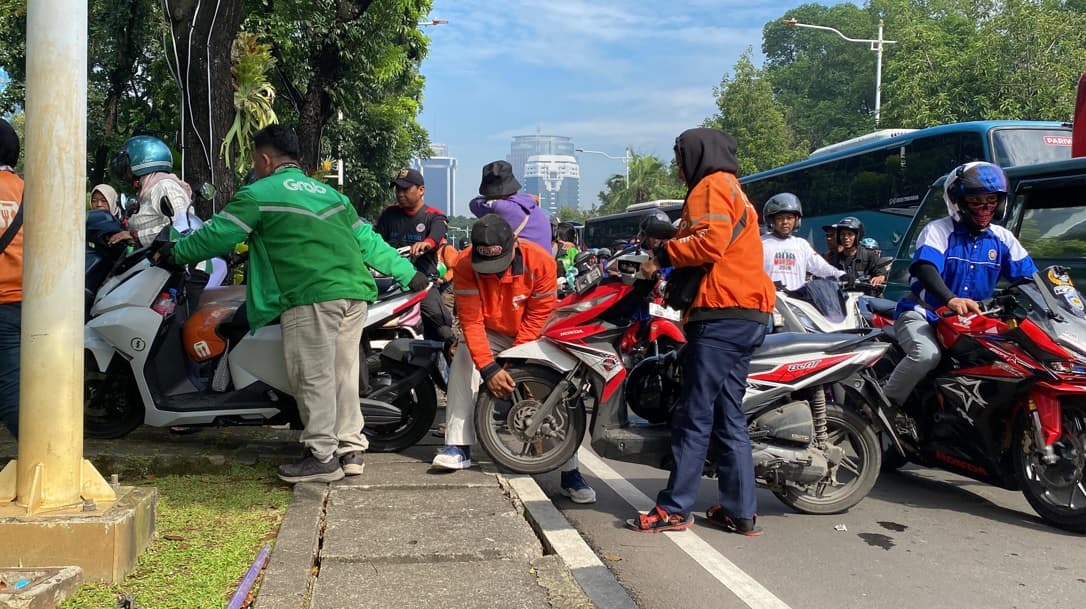 Macet Parah di Jalan Medan Merdeka Selatan Imbas Hari Buruh, Pengendara Angkat Motor Putar Arah