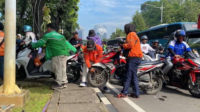 Macet Parah di Jalan Medan Merdeka Selatan Imbas Hari Buruh, Pengendara Angkat Motor Putar Arah