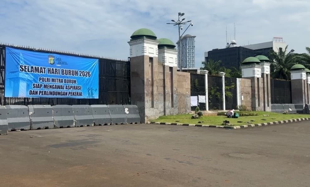 Viral! Buruh Ini Pilih Demo Sendirian di Gedung DPR, Ogah Ikut May Day di Monas