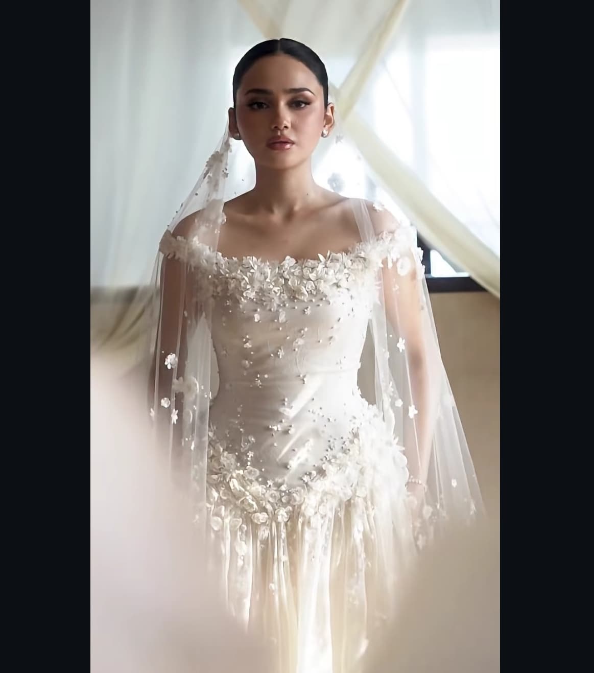 Pesona Gaun Resepsi Pernikahan Syifa Hadju di Bali, Bertabur Bunga!
