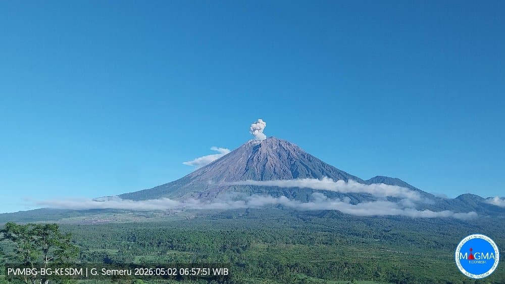 Gunung Semeru Erupsi dan Muntahkan Abu Vulkanik, Warga dalam Radius 5 Km Diminta Tak Beraktivitas