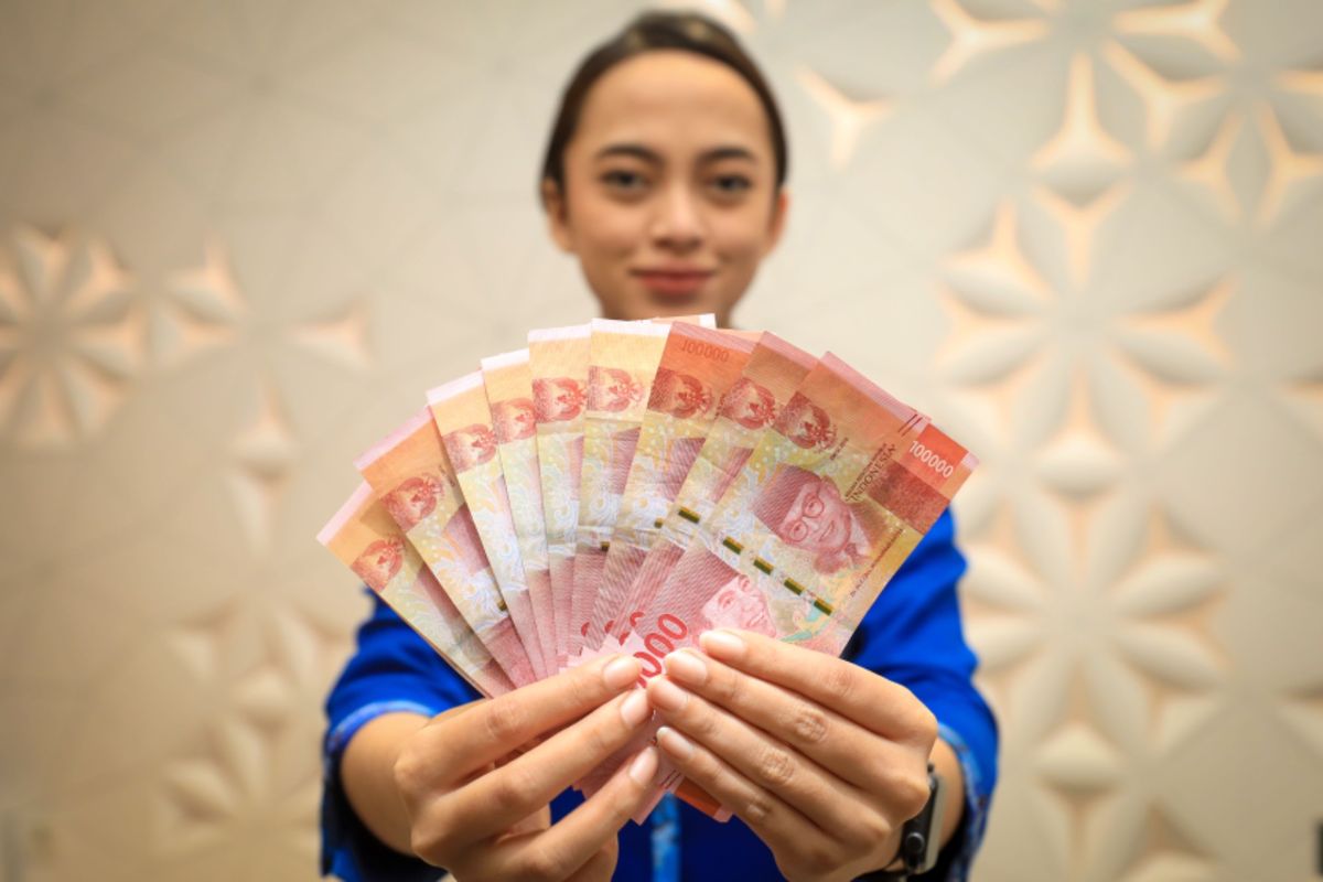 Rupiah Makin Melemah Dekati Rp17.400 per Dolar AS