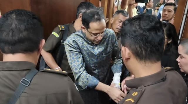 Nadiem Jalani Sidang Kasus Chromebook Usai Dibantarkan, Alat Infus Menempel di Tangan