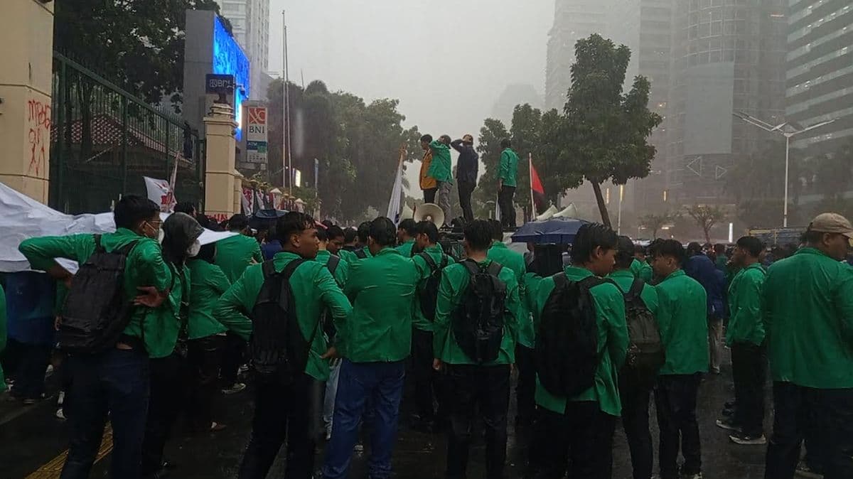 Demo Depan Kemendikti, Mahasiswa Masih Bertahan di Tengah Guyuran Hujan