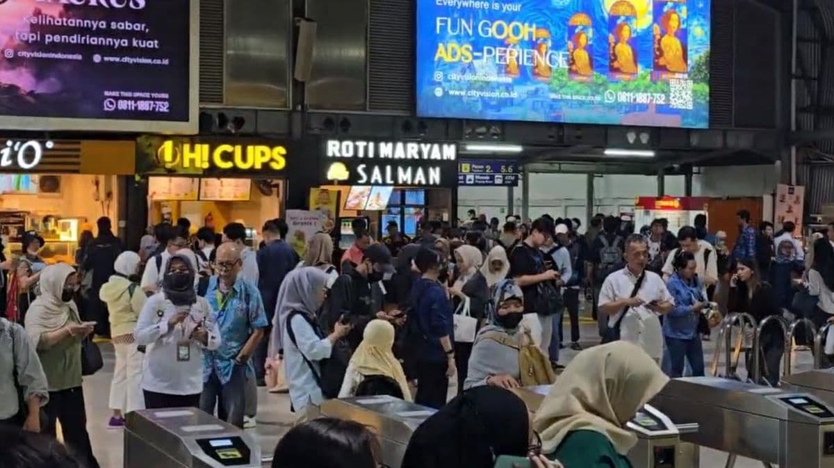 KRL Rangkasbitung Gangguan, Penumpang Menumpuk di Stasiun Tanah Abang
