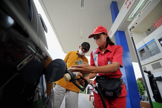 Bahaya Menggoyangkan Mobil saat Sedang Isi Bensin