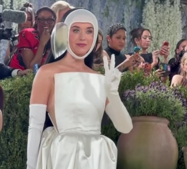 Katy Perry Tampil Unik di Met Gala 2026, Pakai Topeng Astronot!