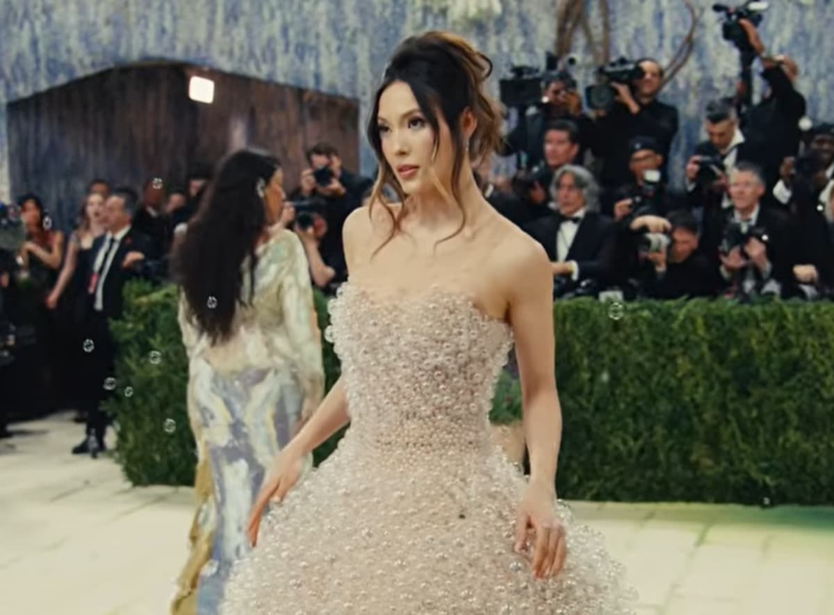 Potret Cantik Eileen Gu Atlet Ski Peraih Emas Olimpiade di Met Gala 2026, Unik Pakai Gaun Gelembung