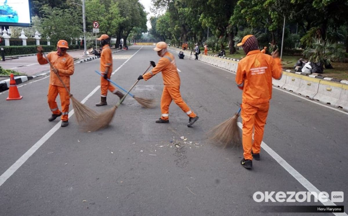 Berapa Kisaran Gaji Petugas Sapu Jalanan di Indonesia?