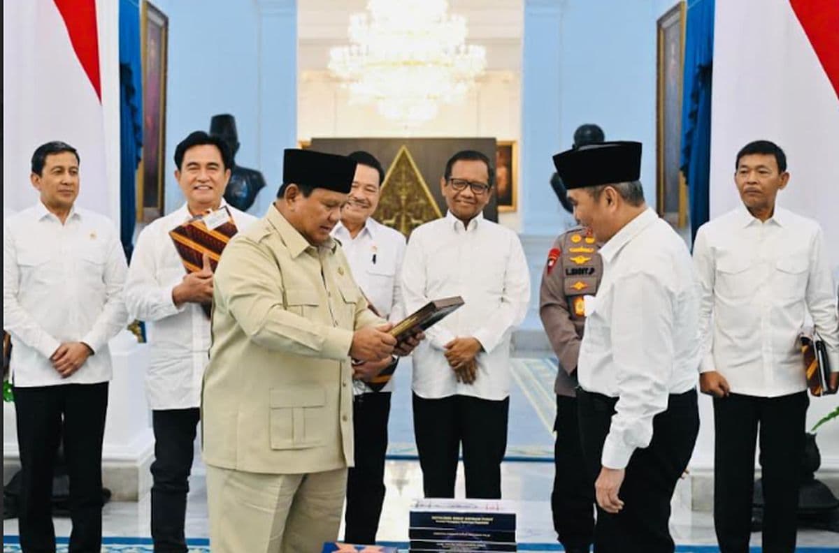 Prabowo Terima 10 Buku Rekomendasi, Reformasi Polri Ditargetkan Berjalan hingga 2029