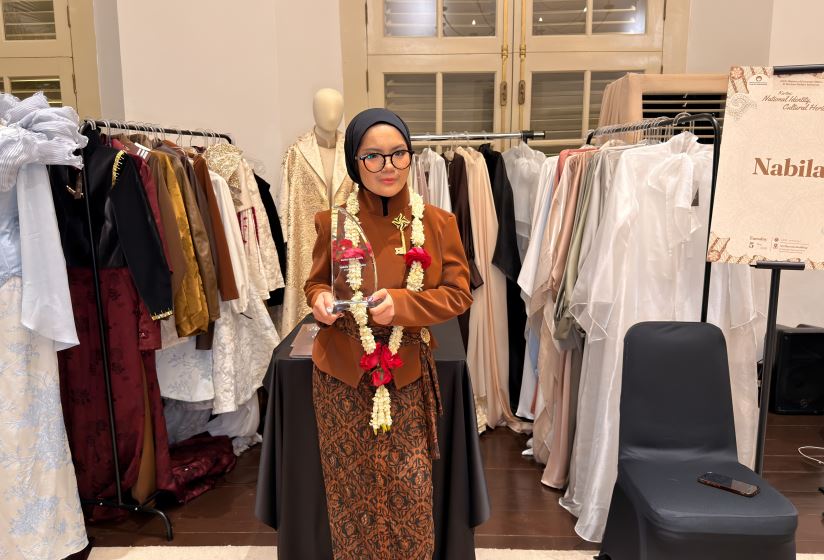 Masih Berusia 16 Tahun, Desainer Indonesia Nabila Misha Tarik Perhatian di Panggung Budaya