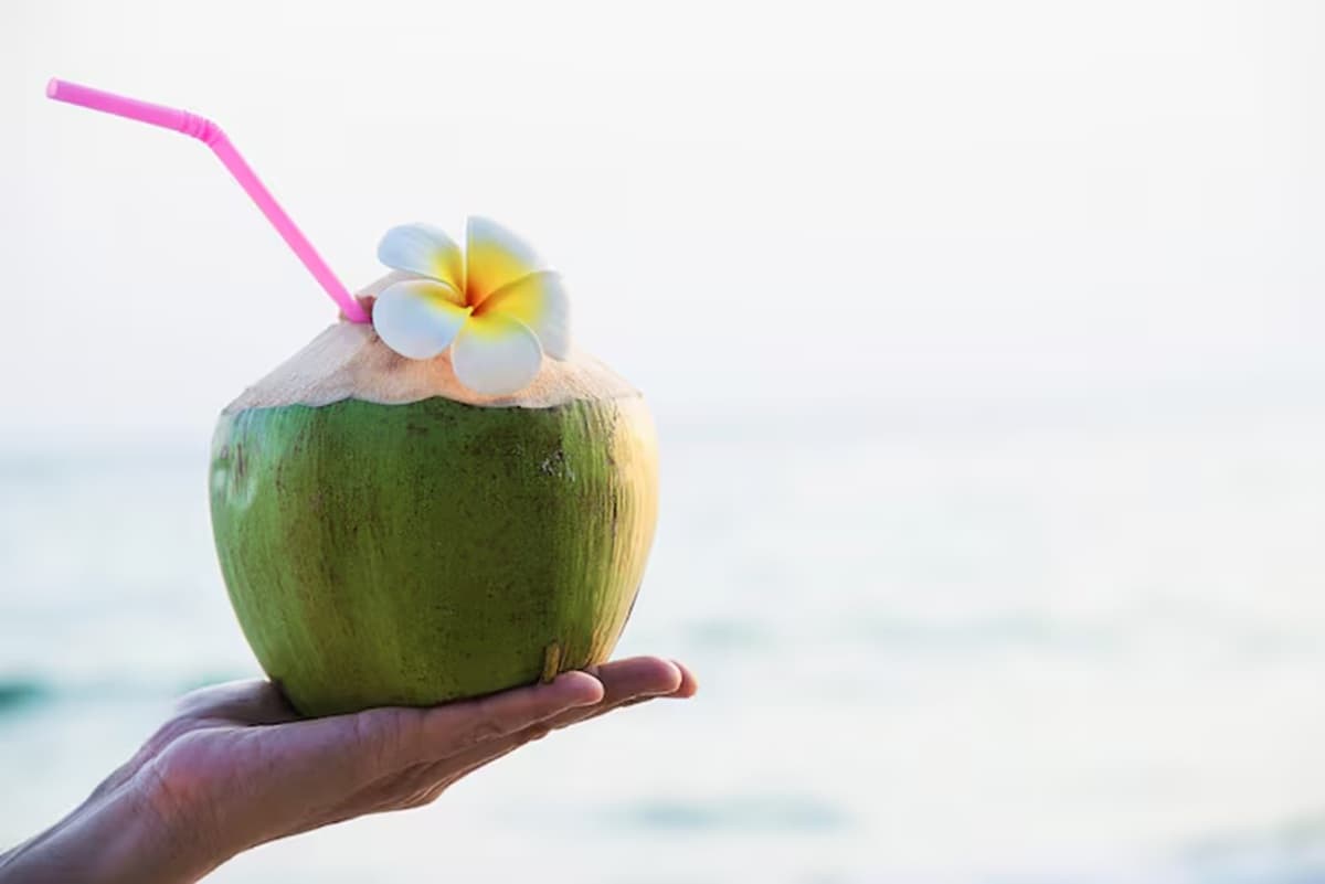 5 Manfaat Konsumsi Air Kelapa untuk Kesehatan Kulit, Bikin Glowing!