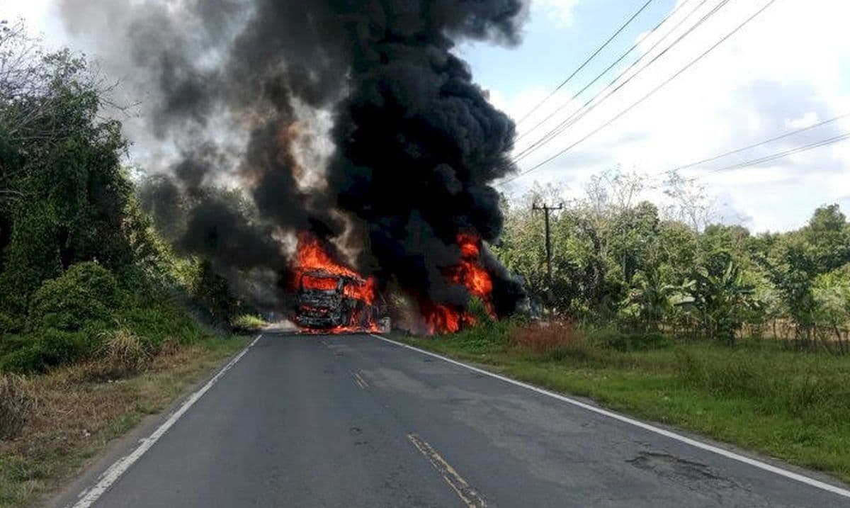Breaking News! Bus ALS Terbakar di Musi Rawas Utara Sumsel, Dikabarkan Telan Korban Jiwa