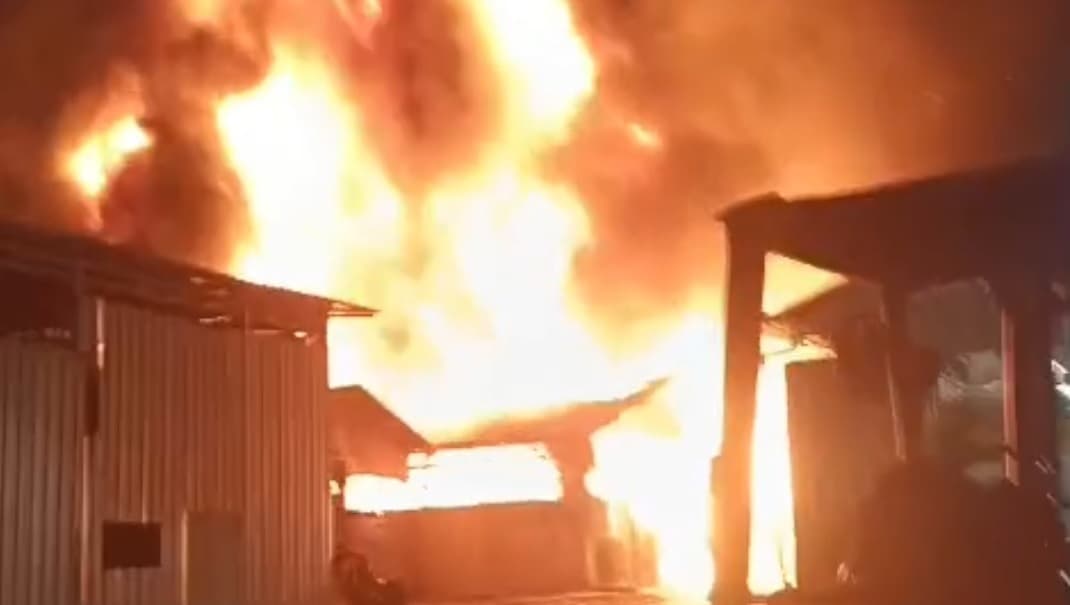 Gudang Oli di Jakut Terbakar, Ratusan Personel Damkar Diterjunkan