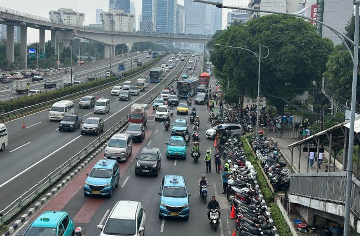 Buruh Demo di Kemnaker, Jalan Gatot Subroto Padat Merayap