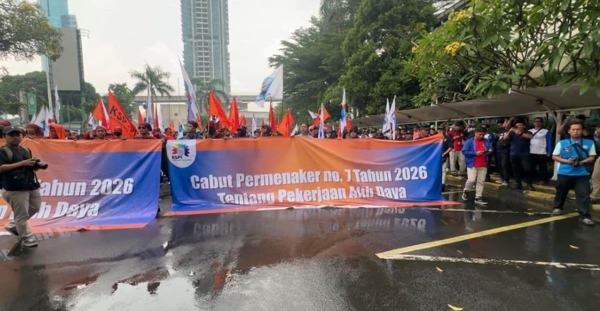 Hujan Tak Surutkan Demo Buruh Depan Gedung Kemnaker