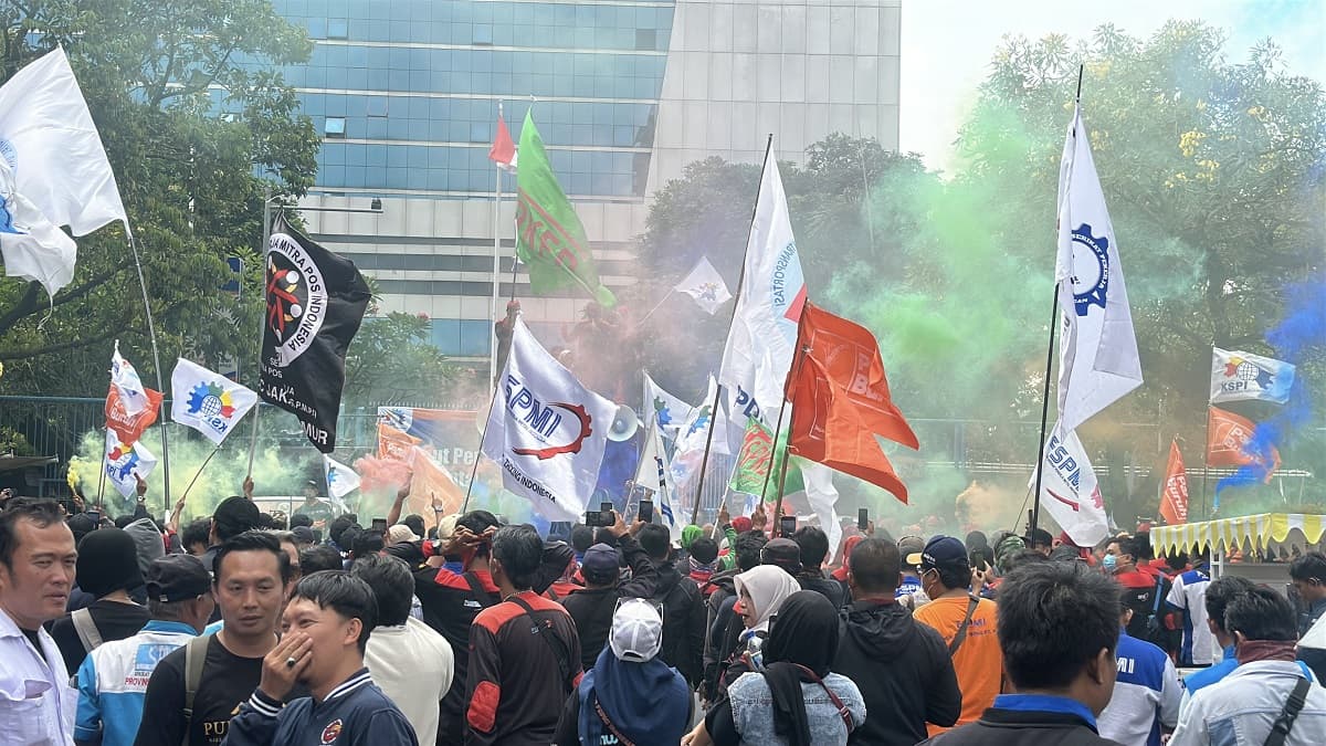 Massa Buruh Nyalakan Flare saat Demo di Gedung Kemnaker
