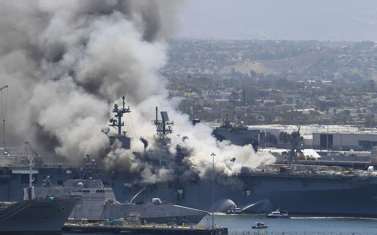 Iran Klaim Serang Kapal Perang AS di Selat Hormuz, Ledakan Guncang Bandar Abbas