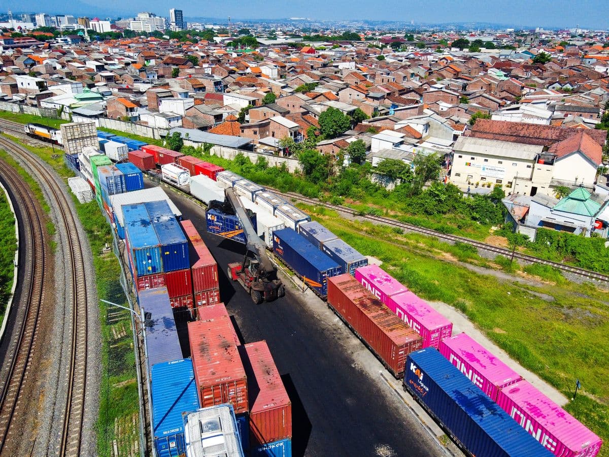 Pakai KA Ronggowarsito, Kapasitas Angkut Peti Kemas ke Semarang Ditingkatkan