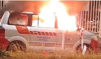 Suporter Rusuh Usai Persipura Kalah, Mobil Dibakar