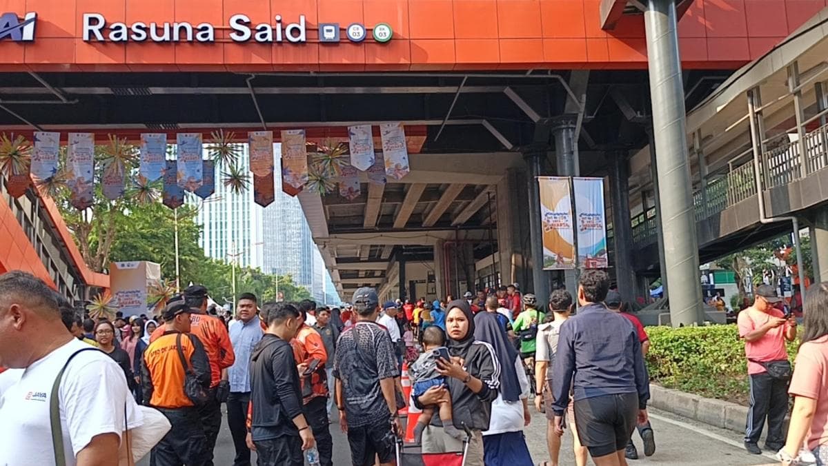 Suasana CFD Perdana di Rasuna Said Disambut Antusias, Warga Ramaikan Jalan hingga Panggung Hiburan