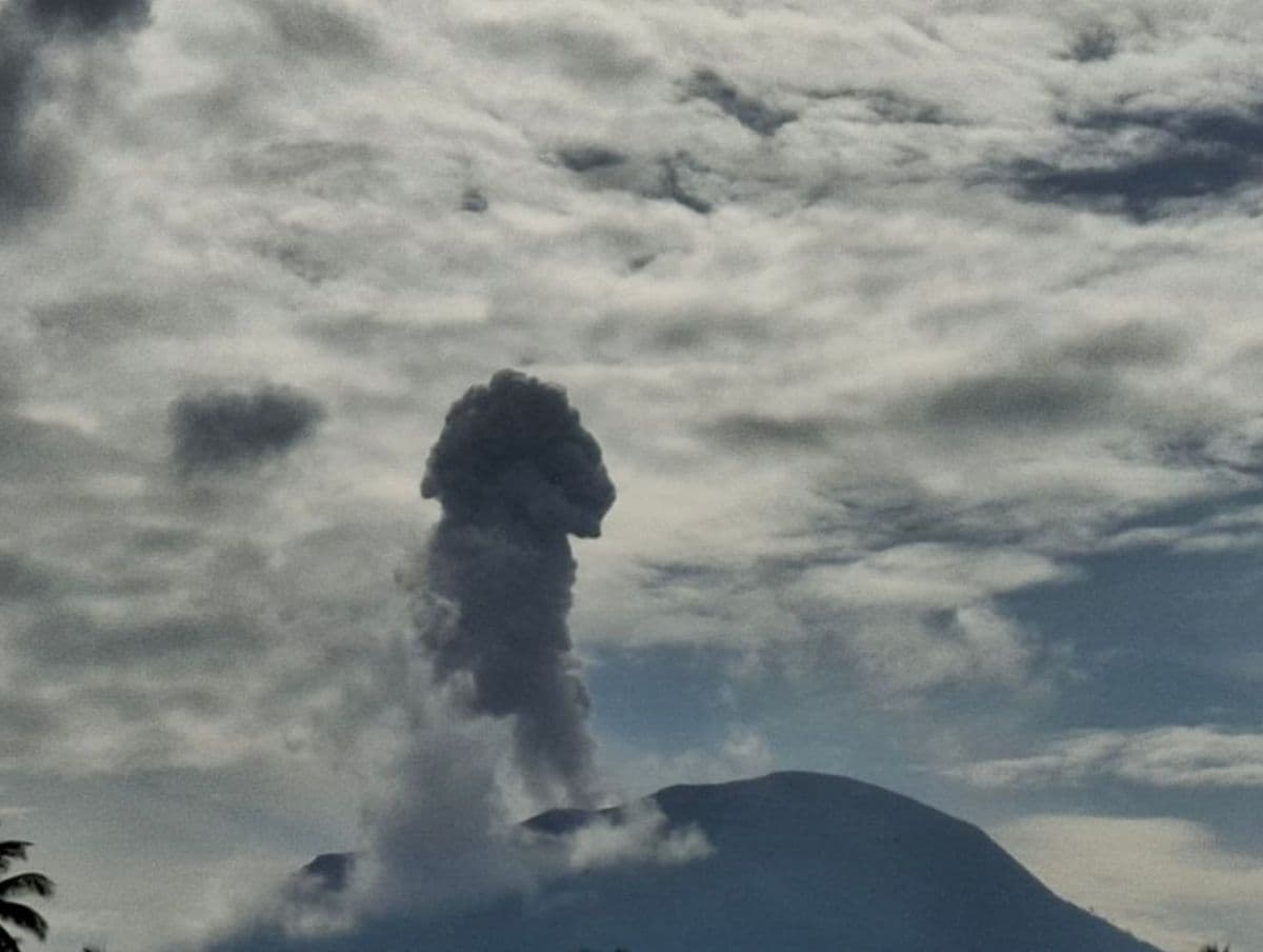 Gunung Ibu Meletus, Warga Diimbau Jaga Jarak Aman Radius 2 Km