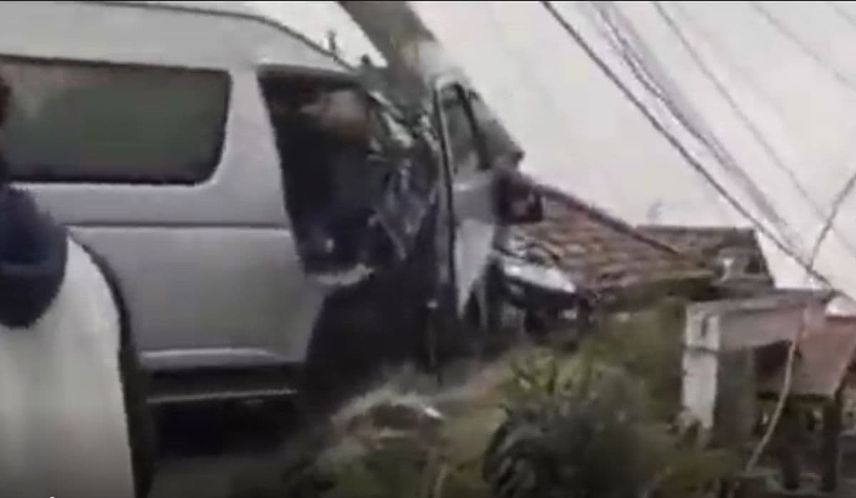 Mobil Rombongan Turis Singapura Kecelakaan Beruntun di Bromo, 11 Orang Terluka