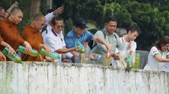 Waisak 2026, Ribuan Liter Eco Enzyme Dituang ke Sungai Sentiong Sunter Waisak 2026, Ribuan Liter Eco Enzyme Dituang ke Sungai Sentiong Sunter