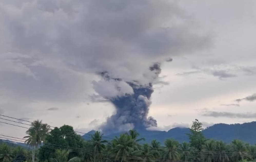 Gunung Dukono Meletus 2 Kali Pagi Ini, Lontarkan Abu Vulkanik hingga 2.700 Meter Gunung Dukono Meletus 2 Kali Pagi Ini, Lontarkan Abu Vulkanik hingga 2.700 Meter