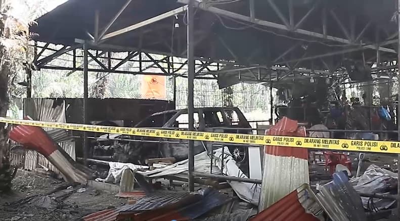Lagi! Rumah hingga Mobil Milik Bandar Narkoba Dibakar Warga di Riau