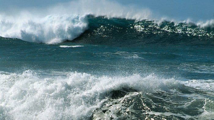Peringatan Dini BMKG: Waspada Gelombang Tinggi 4 Meter di Selatan Banten-Jatim