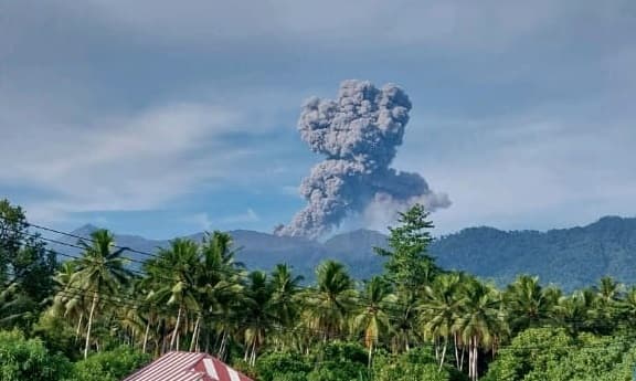 Gunung Dukono Erupsi Pagi Ini, Muntahkan Abu Vulkanik hingga 1.500 Meter