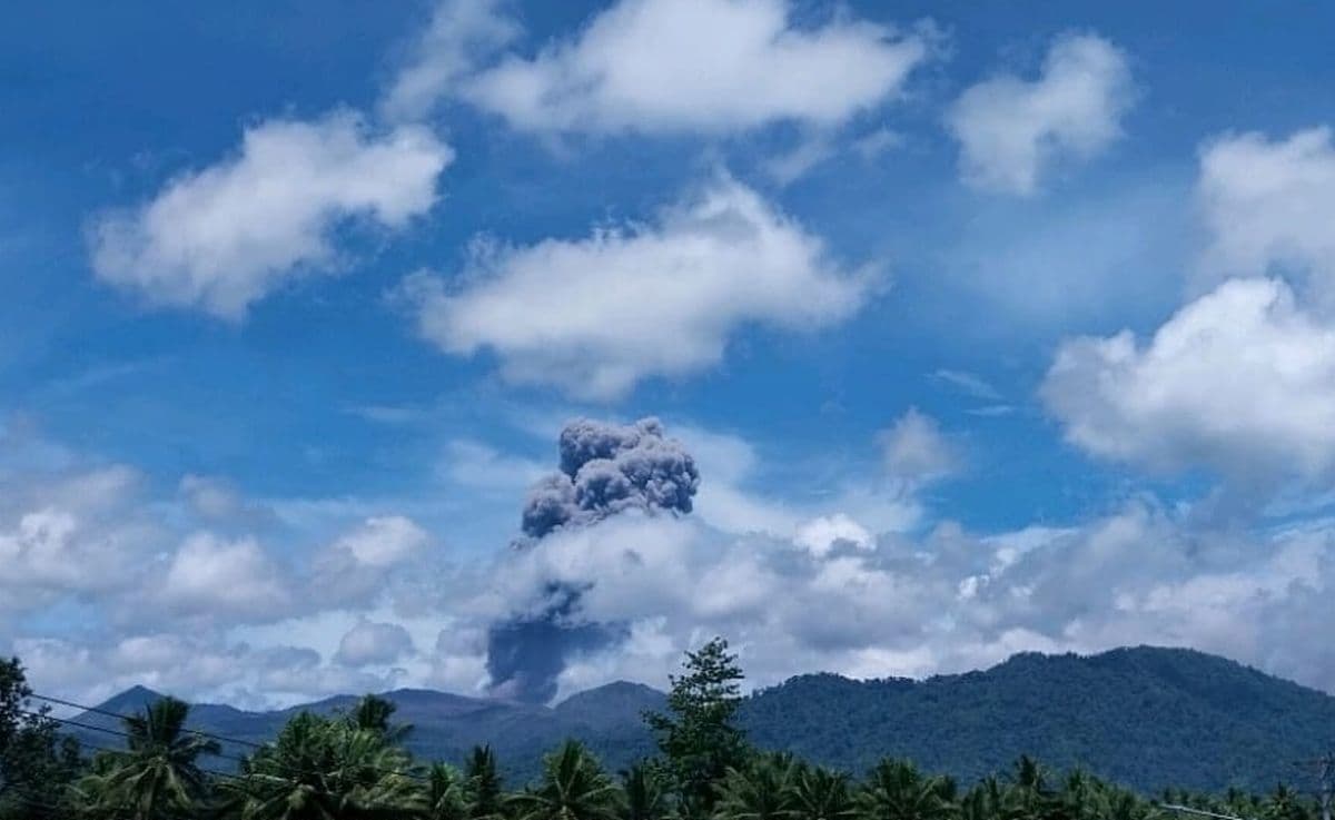 Gunung Dukono Erupsi 2.000 Meter, Warga Dilarang Dekati Radius 4 Km