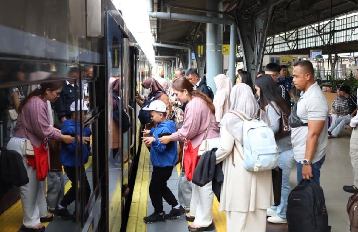 Libur Long Weekend, Penumpang Kereta Jarak Jauh Membeludak