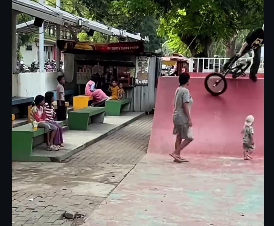 Viral! Balita Nyaris Tertabrak Sepeda BMX Gegara Main di Skatepark
