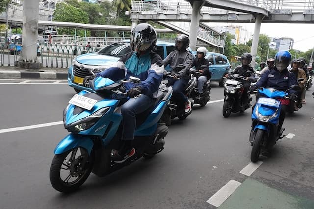 5 Tips Berkendara Motor saat Ambulans Lewat, Jangan Ikuti di Belakang!