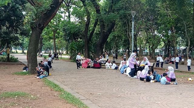 Long Weekend, Monas Dipadati 4.009 Pengunjung