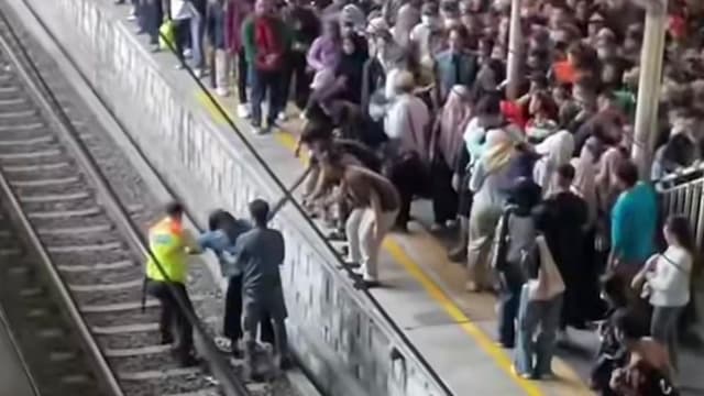 Viral Penumpang Wanita Jatuh dari Peron Stasiun Manggarai, Korban Dibawa ke RS PGI Cikini