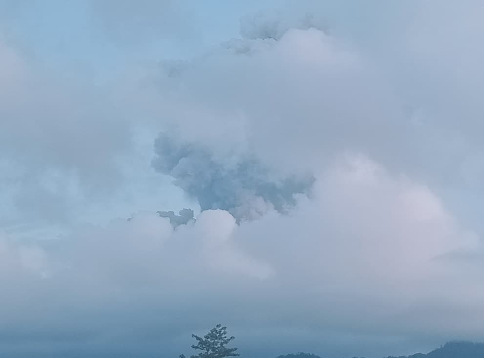 Gunung Dukono Erupsi Muntahkan Abu Vulkanik Setinggi 2.700 Meter