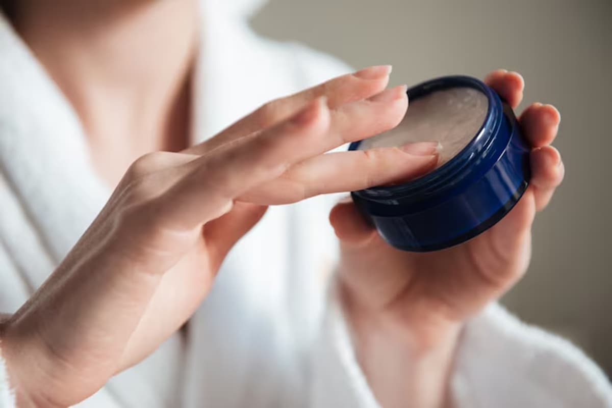 Mitos atau Fakta: Skincare Bau Menyengat Tanda Menutupi Bau Logam?