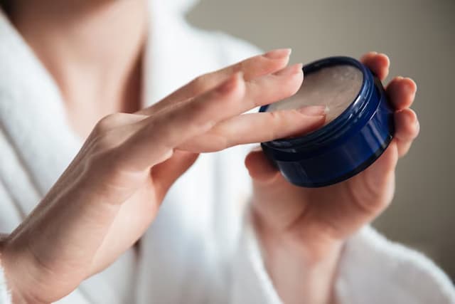 Mitos atau Fakta: Skincare Bau Menyengat Tanda Menutupi Bau Logam?