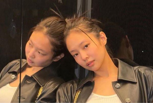 Mirror Selfie Jennie BLACKPINK Bikin Netizen Salfok, Bentuk Wajahnya Jadi Beda